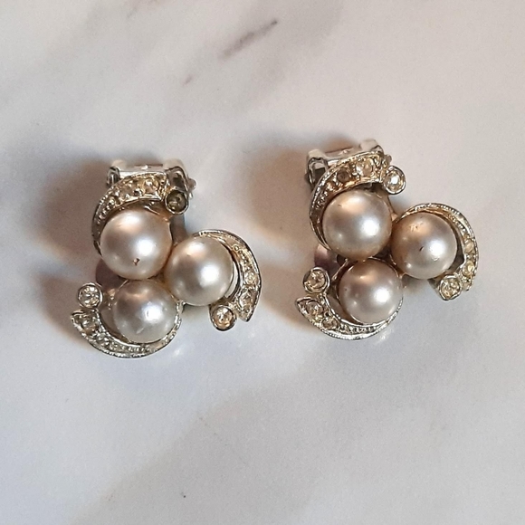 Vintage Bergère Faux Pearl Clip On Earrings - Picture 6 of 6